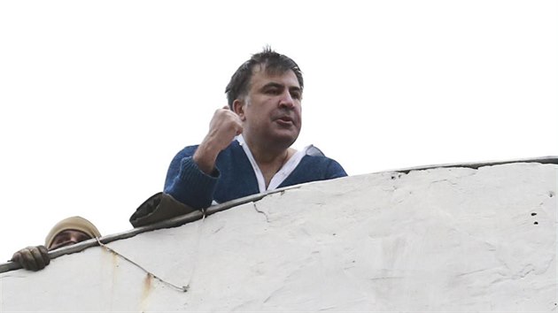 Michail Saakavili hovo ke svm pznivcm ze stechy domu, kam se uchlil ped agenty SBU (5. prosince 2017)