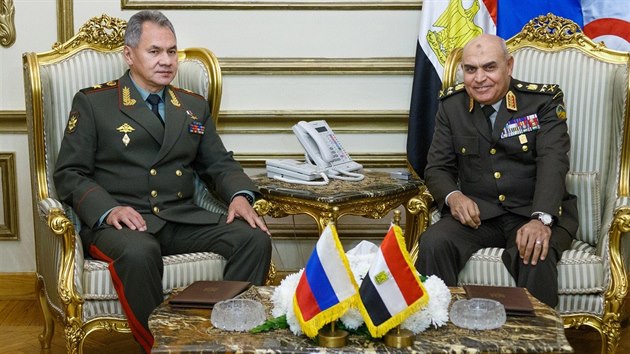 Rusk ministr obrany Sergej ojgu a jeho egyptsk protjek Sedki Sobhy v Khie (29. listopadu 2017)