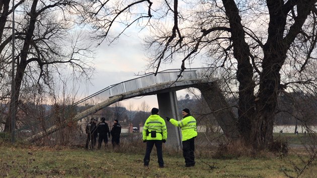 P lvka u Trojskho zmku v Praze se ztila do Vltavy (2. prosince 2017).