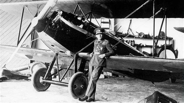 Frantiek Malkovsk a jeho erven Avia B.21, zvan Rud bel, s sten odkrytovanm motorem