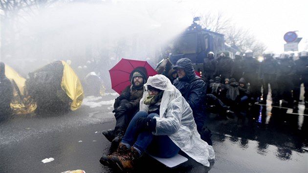 Vjezd do djit sjezdu rno blokovali demonstranti. Policist proti davu nasadili vodn dla (2. prosince 2017)