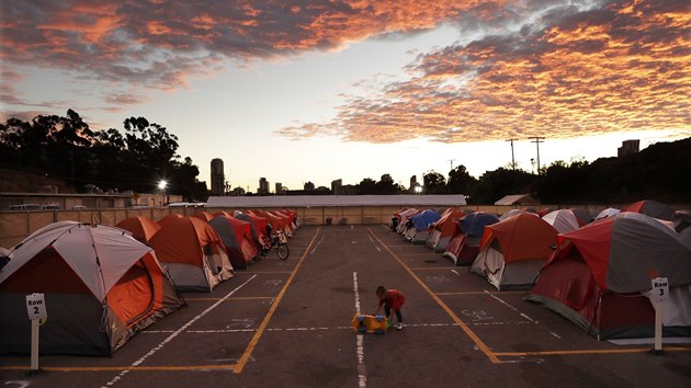 Stanov msteko bezdomovc na parkoviti v San Diegu.