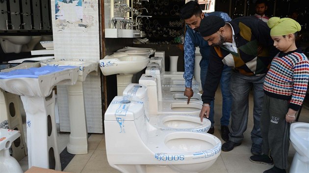 Vldn zprva z roku 2015 vyslila ekonomick ztrty plynouc z nedostatku toalet v Indii na 106,5 miliardy americkch dolar.