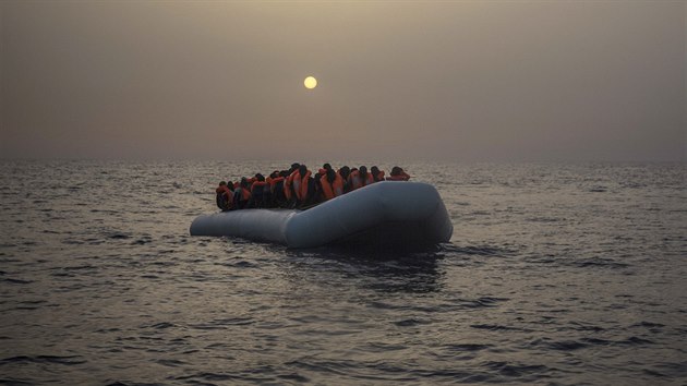 Pevn sdnt a senegalt uprchlci zastaven na gumovm lunu pr destek kilometr od pobe Libye. (nor 2017)