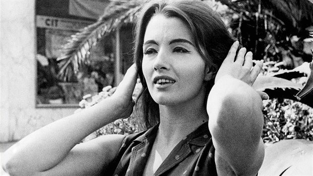 Britsk modelka Christine Keelerov na festivalu v Cannes v roce 1963