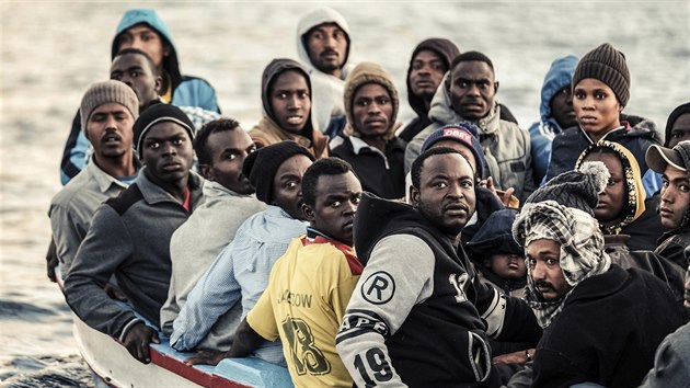 Skupina migrant zachrnn nmeckou neziskovou organizac Sea Watch uprosted Stedozemnho moe. (22. listopadu 2017)