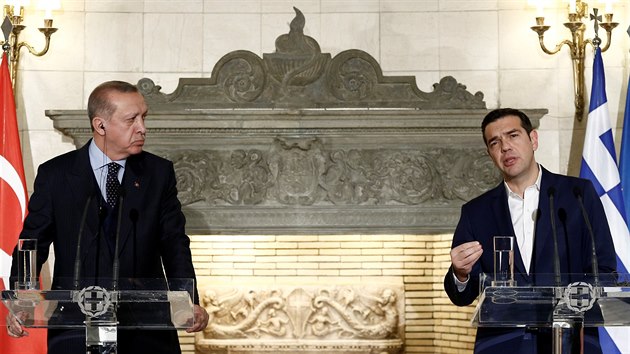 Tureck prezident Recep Tayyip Erdogan (vlevo) a eck premir Alexis Tsipras. (7. prosince 2017)