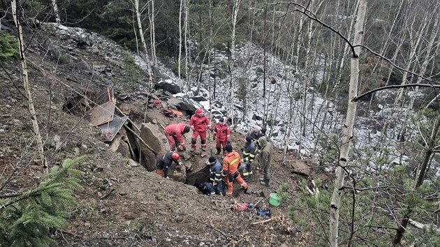 Druhm dnem se nkolik hasiskch jednotek sna zachrnit ptiletho jezevka Mildu, kter se ztratil v rozvalinch bvalho lesnho kamenolomu u Bernartic na Tachovsku pi sobotnm lovu liek. (5. prosince 2017)