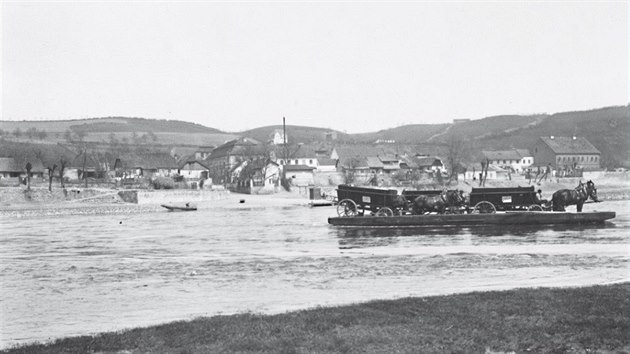 Historick fotografie dokazujc, e v mst trojsk lvky v minulosti fungoval pvoz.