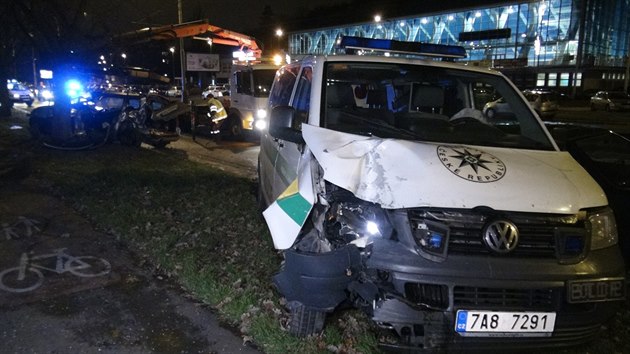 Osobn automobil narazil do policejnho navzdory tomu, e mlo zapnut majky (5.12.2017)