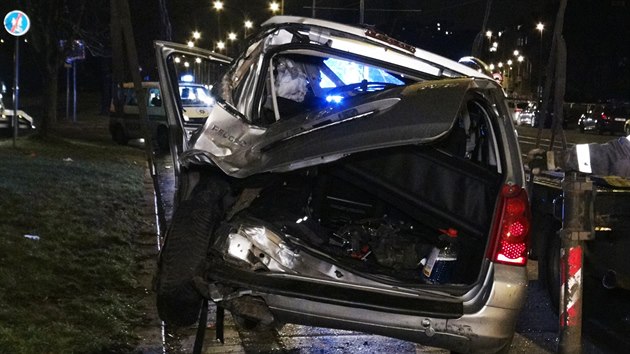 Osobn automobil narazil do policejnho navzdory tomu, e mlo zapnut majky (5.12.2017)