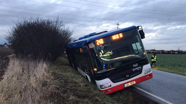 V Dolnch Mcholupech se pevrtil autobus i s cestujcmi na bok. (4.12.2017)