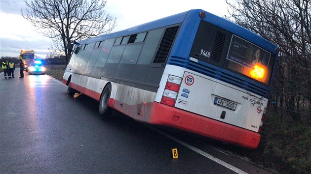 V Dolnch Mcholupech se pevrtil autobus i s cestujcmi na bok. (4.12.2017)