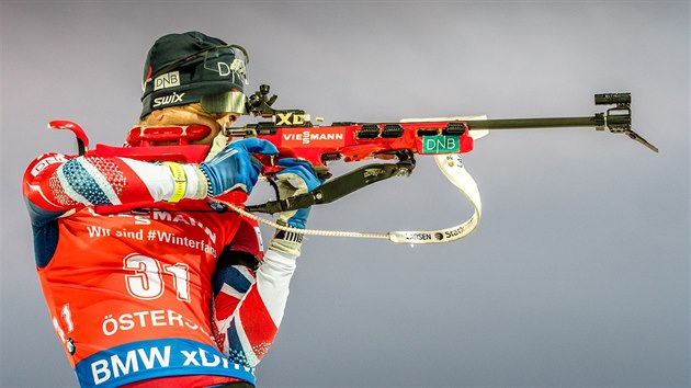 Norsk biatlonista Ole Einar Bjrndalen bhem stelby ve sthacm zvod v stersundu.