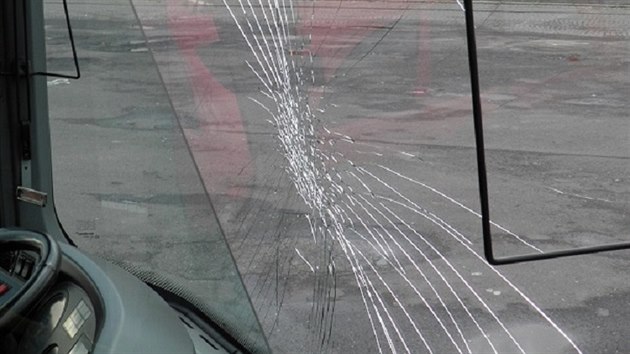 Rozbit pedn okno mosteckho autobusu.