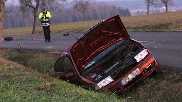 Kolize osobnch aut na silnici spojujc dlnici D5 a Stbro na Tachovsku. (7. 12. 2017)