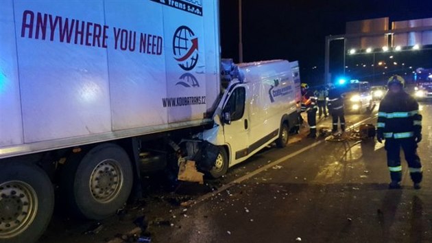 Tragick dopravn nehoda zablokovala v pondl po pt hodin rno dopravu v ulici Hnvkovskho v Brn.