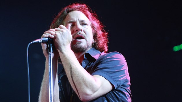 Eddie Vedder z Pearl Jam v prask O2 aren (2. ervence 2012)