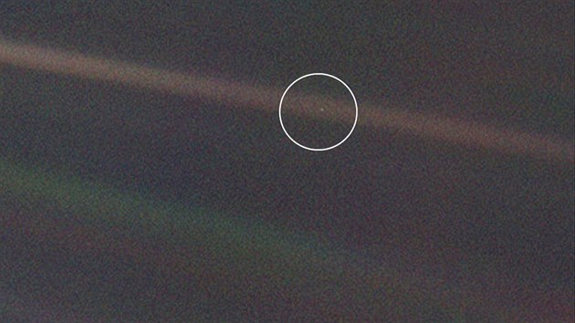 Pohled na zemkouli ve vezu z paluby sondy Voyager 1 v roce 2011.