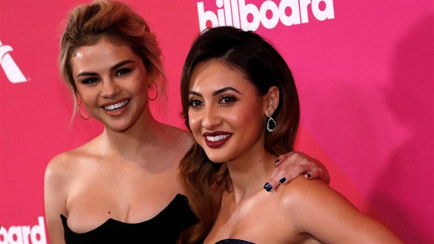 Selena Gomezová a Francia Raisa (Los Angeles, 30. listopadu 2017)