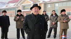 Severokorejský vdce Kim ong-un na inspekci továrny na bramborovou mouku v...