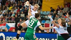 Markéta Jeřábková se snaží o střelbu v utkání s Maďarskem. Markéta Jeřábková se snaží o střelbu v utkání s Maďarskem.