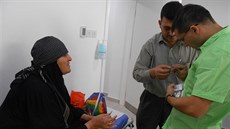 Léka Tomá Henlín s pacienty v nemocnici v Jordánsku (rok 2016)