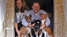 Zdenka a Thomas Maier a jejich psi basenji Rony, Dumisani a Gibson. Zdenka a Thomas Maier a jejich psi basenji Rony, Dumisani a Gibson.