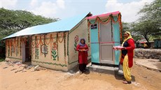 Indky z vesnice Marora ve stát Harijána jsou pyné na novotou záící toalety....