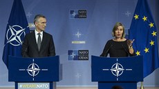 Generální tajemník NATO Jens Stoltenberg a šéfka unijní diplomacie Federica... Generální tajemník NATO Jens Stoltenberg a šéfka unijní diplomacie Federica...