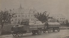 Vůz s nákladem z mlýna Emila Wohla v Arnolticích před nemocnicí ve Frýdlantu. Vůz s nákladem z mlýna Emila Wohla v Arnolticích před nemocnicí ve Frýdlantu.
