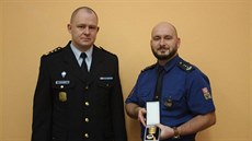 Strážný Ladislav Venclák (vpravo) daroval kostní dřeň, ocenění mu předal... Strážný Ladislav Venclák (vpravo) daroval kostní dřeň, ocenění mu předal...