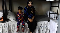 S mnoha afghánskými vězeňkyněmi tráví jejich výkon trestu za mřížemi i jejich... S mnoha afghánskými vězeňkyněmi tráví jejich výkon trestu za mřížemi i jejich...