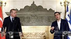 Turecký prezident Recep Tayyip Erdogan (vlevo) a ecký premiér Alexis Tsipras....