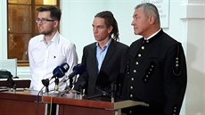 Piráti Ivan Bartos a Jakub Michálek spolu s místopředsedou poslanců ANO Josefem... Piráti Ivan Bartos a Jakub Michálek spolu s místopředsedou poslanců ANO Josefem...