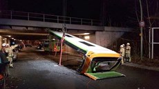 Řidič autobusu špatně odhadl výšku mostu. Řidič autobusu špatně odhadl výšku mostu.