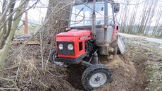Muž s traktorem havaroval na zpáteční cestě z Jindřichova Hradce. Byl pod... Muž s traktorem havaroval na zpáteční cestě z Jindřichova Hradce. Byl pod...