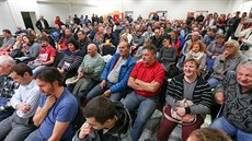 Debata na téma parkovacích zón přilákala zhruba 250 obyvatel Českých Budějovic. Debata na téma parkovacích zón přilákala zhruba 250 obyvatel Českých Budějovic.