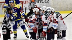 Hokejisté Pardubic se radují z gólu proti Zlínu. Hokejisté Pardubic se radují z gólu proti Zlínu.