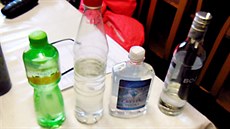 Ve vinotéce nalévali lihoviny z očividně neoriginálních obalů, což je patrné i... Ve vinotéce nalévali lihoviny z očividně neoriginálních obalů, což je patrné i...
