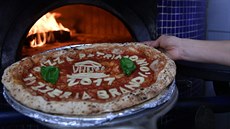Neapolský pizzař upekl ku příležitosti slavnostní pizzaiuolo. Neapolský pizzař upekl ku příležitosti slavnostní pizzaiuolo.