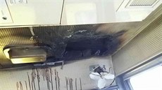 Spadlá trolej propálila u stanice Hranice na Moravě střechu lokomotivy... Spadlá trolej propálila u stanice Hranice na Moravě střechu lokomotivy...