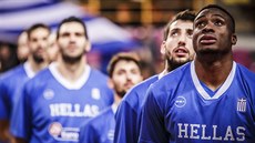 Thanasis Adetokunbo (vpravo) a jeho spoluhráči v řecké reprezentaci Thanasis Adetokunbo (vpravo) a jeho spoluhráči v řecké reprezentaci