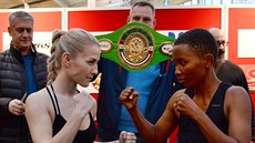 Česká boxerka Fabiana Bytyqi (vlevo) a její soupeřka Fatuma Yaziduová z Tanzanie Česká boxerka Fabiana Bytyqi (vlevo) a její soupeřka Fatuma Yaziduová z Tanzanie