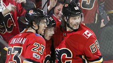 Sean Monahan, Johnny Gaudreau a Jaromír Jágr (zleva) slaví gól Calgary. Sean Monahan, Johnny Gaudreau a Jaromír Jágr (zleva) slaví gól Calgary.