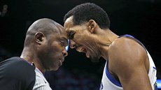 Shaun Livingston (vpravo) z Golden State Warriors se nepohodl s rozhodčím... Shaun Livingston (vpravo) z Golden State Warriors se nepohodl s rozhodčím...