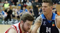 Pardubický křídelník Scott Martin (vlevo) obchází Ladislava Horáka z Kolína. Pardubický křídelník Scott Martin (vlevo) obchází Ladislava Horáka z Kolína.