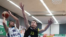 Petr Šafarčík (vlevo) z Kolína zakončuje přes Jana Tomance z Brna. Petr Šafarčík (vlevo) z Kolína zakončuje přes Jana Tomance z Brna.