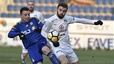 Miroslav Keresteš z Jihlavy (vlevo) a Tomáš Zajíc ze Slovácka v prvoligovém... Miroslav Keresteš z Jihlavy (vlevo) a Tomáš Zajíc ze Slovácka v prvoligovém...
