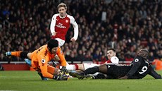 Romelu Lukaku z Manchesteru United (vpravo) zkoušel vyzrát na Petra Čecha v... Romelu Lukaku z Manchesteru United (vpravo) zkoušel vyzrát na Petra Čecha v...
